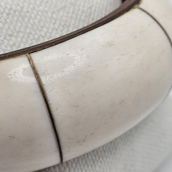 VINTAGE Speckled Cream Enamel Inlay Brass Chunky 1" Bangle Bracelet - Picture 3 of 5